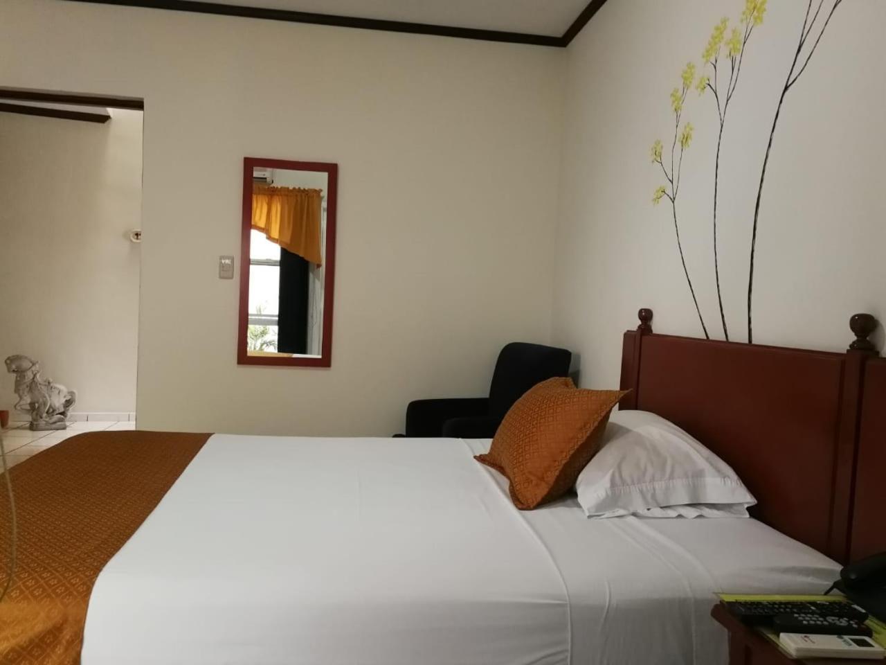 Hotel Villa Serena San Benito San Salvador Exteriör bild